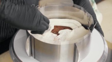 Şekerci vanilyalı kremayı sünger kekine sürer.