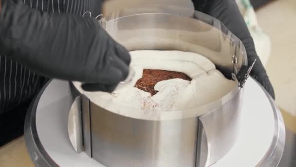Suikerbakker smeert vanille crème in op spons cake — Stockvideo