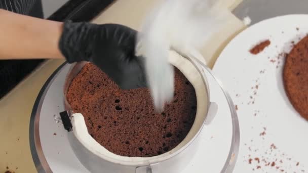 Cukrász préseli a felesleges vanília krém a bisquit torta — Stock videók