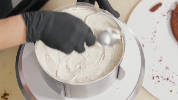 Bakverk kock smetar vanilj grädde på svamp tårta — Stockvideo