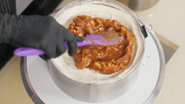 Pastelero unta caramelo con cacahuetes por encima de la crema de vainilla — Vídeo de stock