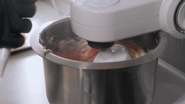 粗搅拌机揉碎粉红蛋糕霜 — 图库视频影像