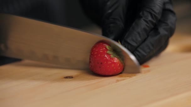 Banketbakker snijdt aardbeien voor taartversiering — Stockvideo