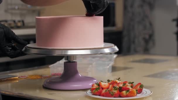 Dekorační dort s čerstvými jahodovými kousky — Stock video