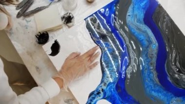 Parmakları kullanarak beyaz epoksi reçine sürmek
