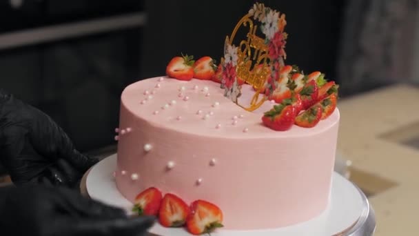 Kończy dekorowanie tortu urodzinowego perłowymi jadalnymi koralikami — Wideo stockowe
