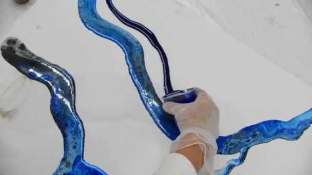 Tekening van een schilderij met donkerblauwe epoxyhars — Stockvideo