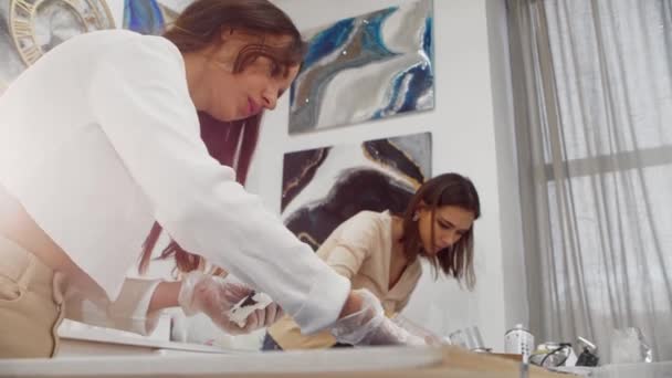 Duas mulheres trabalhando no estúdio com desenhos de resina epóxi — Vídeo de Stock
