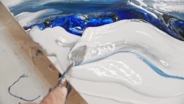 Diseño epoxi - untando resina epoxi blanca usando una espátula — Vídeo de stock