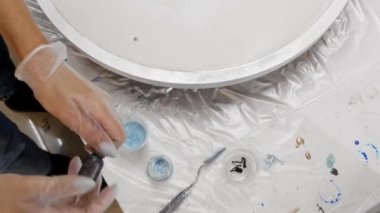 Epoksi tasarım - Plastik bardakta siyah epoksi reçinesi karıştırmak