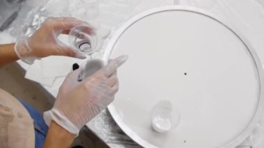 Epoksi tasarım - plastik bardakta epoksi reçinenin pastel ve koyu renklerini karıştırmak