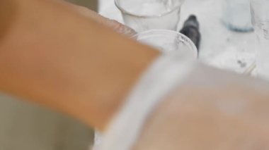 Küçük plastik bardakta beyaz epoksi reçineyi karıştırıyorum.