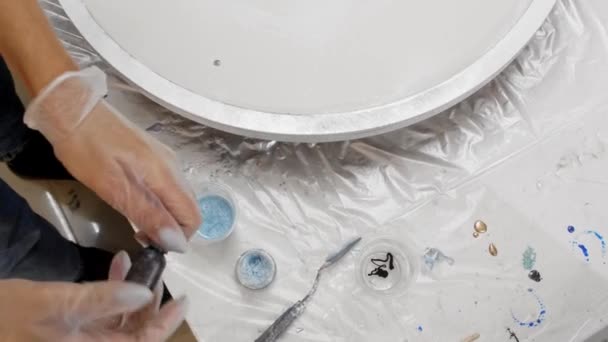 Epoxy ontwerp - menging van zwarte epoxyhars in de plastic beker — Stockvideo