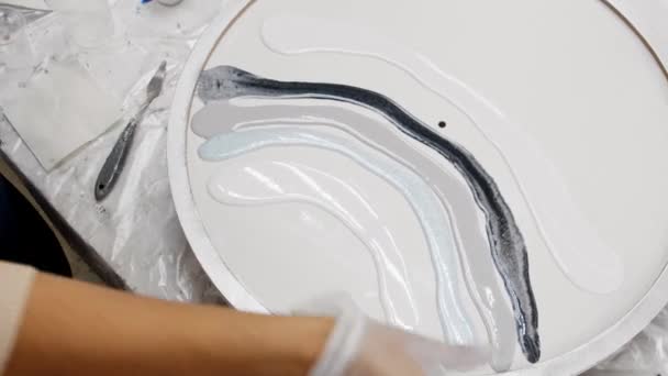 Diseño epoxi - verter resina epoxi colorido sobre el lienzo redondo — Vídeos de Stock