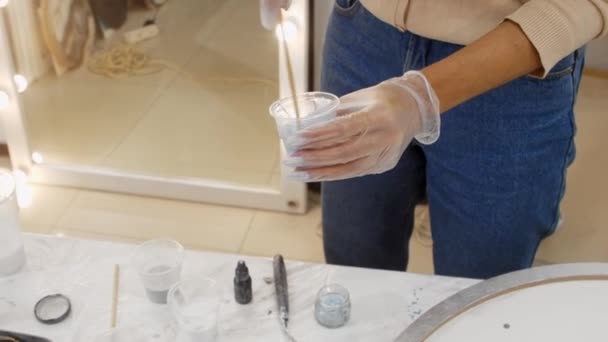 Епоксидний дизайн - змішування пастельної синьої епоксидної смоли в пластиковій чашці — стокове відео