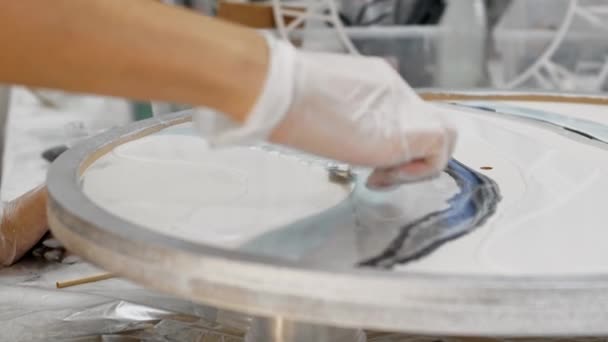 Design epóxi - usando uma espátula na pintura em resina epóxi pastel — Vídeo de Stock