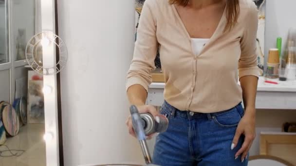 Молодая женщина с помощью горелки на окончательной версии круглой эпоксидной живописи — стоковое видео