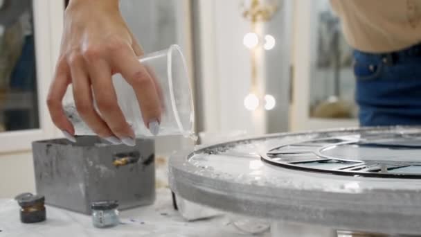 Adicionando peças de textura clara nas bordas de uma pintura de resina epóxi redonda — Vídeo de Stock