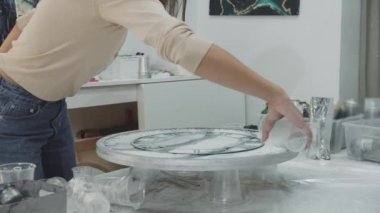 Yuvarlak bir epoksi reçine resminin kenarlarında addsclear doku parçaları