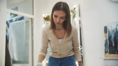 Yuvarlak bir epoksi reçine sanat objesinin yüzeyini spatula kullanarak düzleştirmek