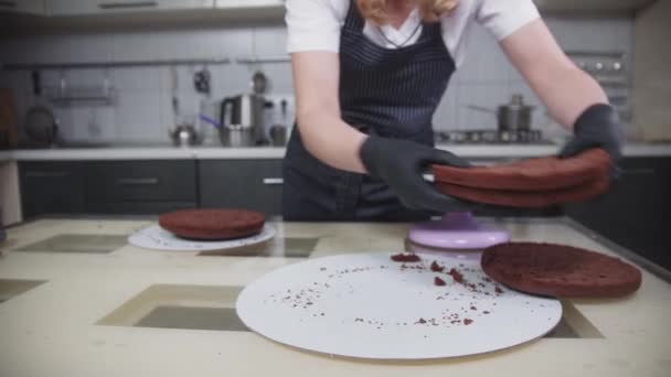 Pasticceria: una donna mette i biscotti della torta su un piatto — Video Stock