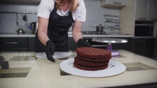 Cukrászda - egy nő négy torta kekszet tesz egy tányérra — Stock videók