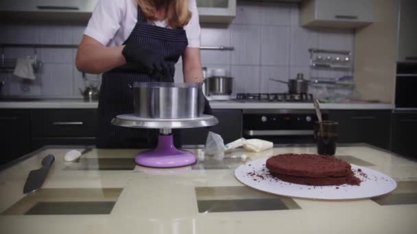 Suikerwerk - een vrouw werkt met cake bisquits in de vorm — Stockvideo