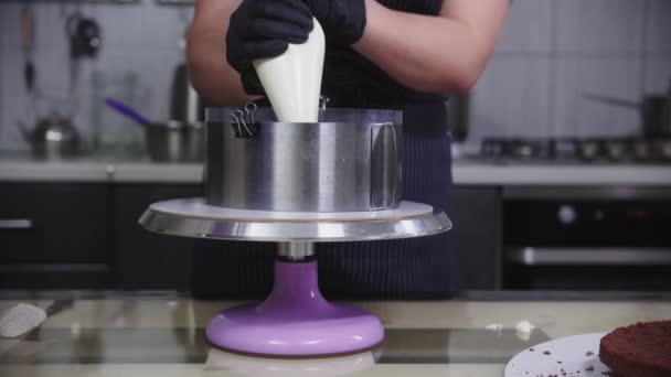 La confitería - la mujer vierte la crema de vainilla sobre el bisquit en forma — Vídeo de stock