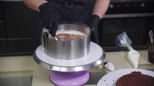 Cukrászda - egy nő kenetet tesz csokoládé krém a bisquit — Stock videók