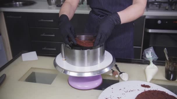 Cukrászda - egy nő gyűjti a tortát csokoládé szivacs bisquit sütemények — Stock videók