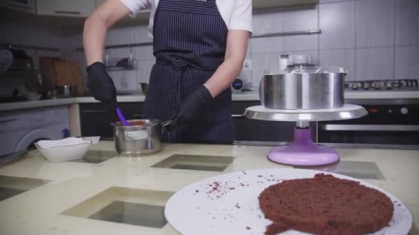 La confitería - la mujer mezcla el caramelo con los cacahuetes — Vídeo de stock