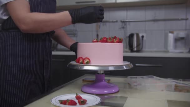 Cukrászda - cukrász díszítő rózsaszín születésnapi torta — Stock videók