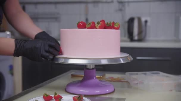 과자를 파는 요리사가 신선 한 딸기로 케이크를 장식하고 있다 — 비디오