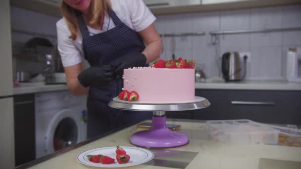 Konfektyr - konditori kock avslutar dekorera födelsedagstårta med ätbara pärla pärlor — Stockvideo