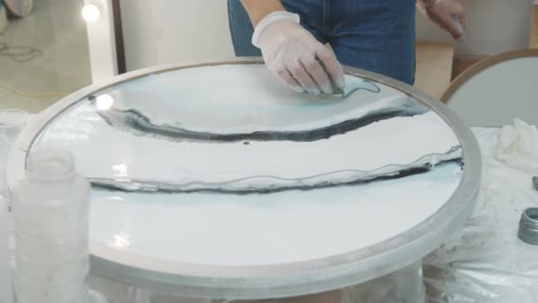 Aplicando uma linha sobre tinta brilhante na pintura de resina epóxi — Vídeo de Stock