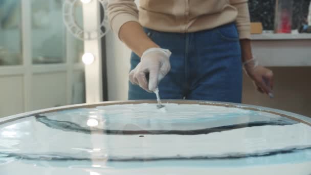 Achatando a superfície do objeto de arte de resina epóxi usando uma espátula - estúdio de arte — Vídeo de Stock