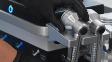 Terapist elektrikli bir cihaz alır ve onu müşterilerin yüzüne götürür..