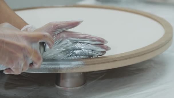 Spraya silverfärg på den runda ramen av duken som täcker duken med en handske — Stockvideo