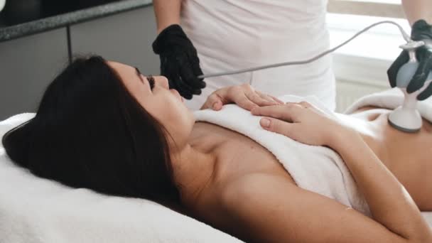 Giovane donna avendo sessione di massaggio elettrico sul suo stomaco — Video Stock