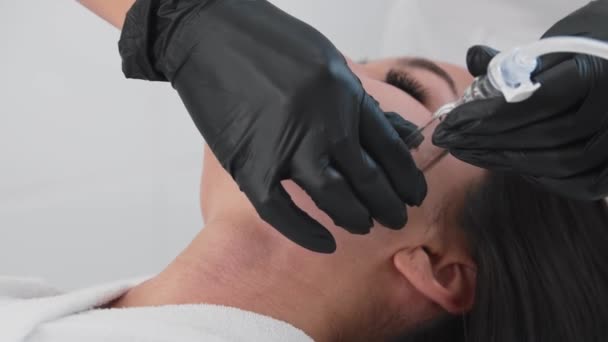 Mladá bruneta žena dostat vakuum masáž obličeje — Stock video