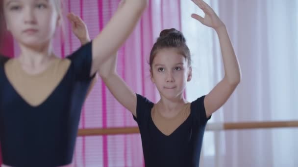 Entrenamiento de ballet - cuatro chicas en hermosos vestidos entrenando danza de ballet en el estudio — Vídeos de Stock