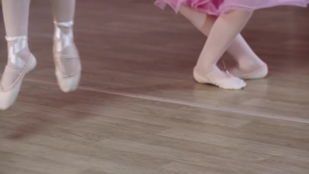 Entrenamiento de ballet - niñas con vestidos rosas saltando en el acto — Vídeos de Stock