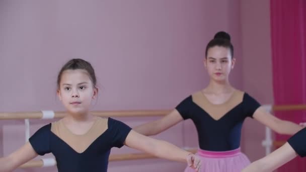 Formazione di balletto - cinque ragazze in bei costumi che allenano la danza classica in studio — Video Stock