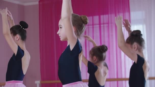 Trening baletowy - pięć dziewcząt w pięknych sukienkach wirujących na palcach — Wideo stockowe