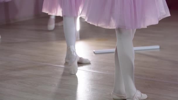 Entrenamiento de ballet - cinco chicas en hermosos vestidos entrenando junto a las gradas en el estudio - de pie en la posición — Vídeo de stock
