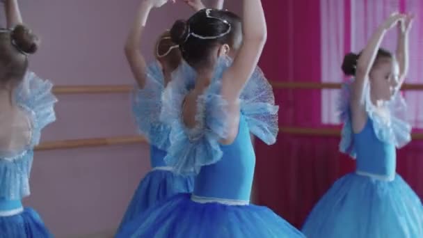 Trening baletowy - cztery baletnice w niebieskich sukienkach wirujące na miejscu — Wideo stockowe