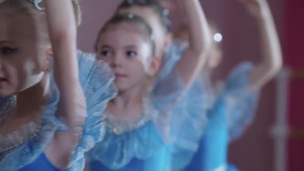 Balletttraining - vier Ballerinas in blauen Kleidern, die in einer Reihe auf ihren Zehen nach vorne laufen und ihre Positionen beziehen — Stockvideo
