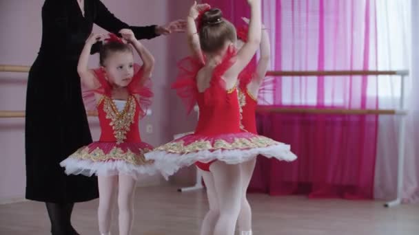 Entrenamiento de ballet - tres niñas de ballet de pie en posición y caminando en círculo con la ayuda de su entrenador — Vídeos de Stock