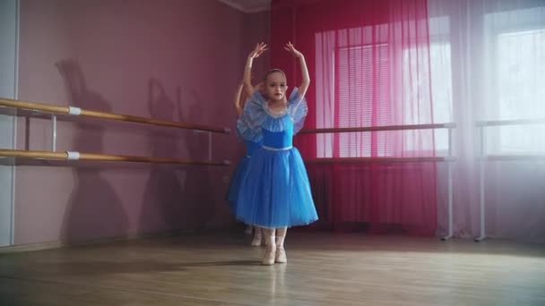 Cuatro niñas en vestidos azules entrenando su baile — Vídeo de stock