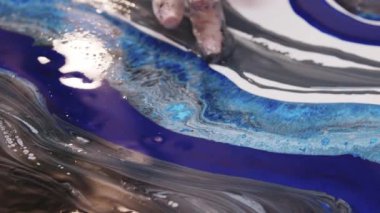 Resmin üzerine gri epoksi reçine sürüyorum.